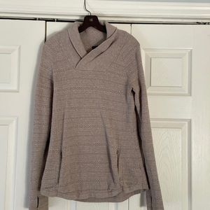 athletic top with thumb holes and pockets